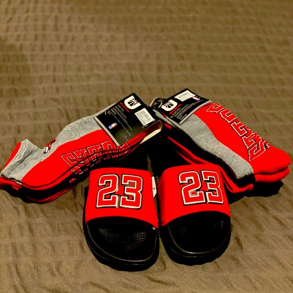 New Bulls Slides size : 10 + Bonus New bulls socks ankle and long socks - Picture 1 of 1